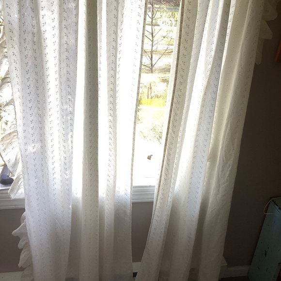 2 Pairs of vintage white/cream ruffled floral curtains - Picture 4 of 9